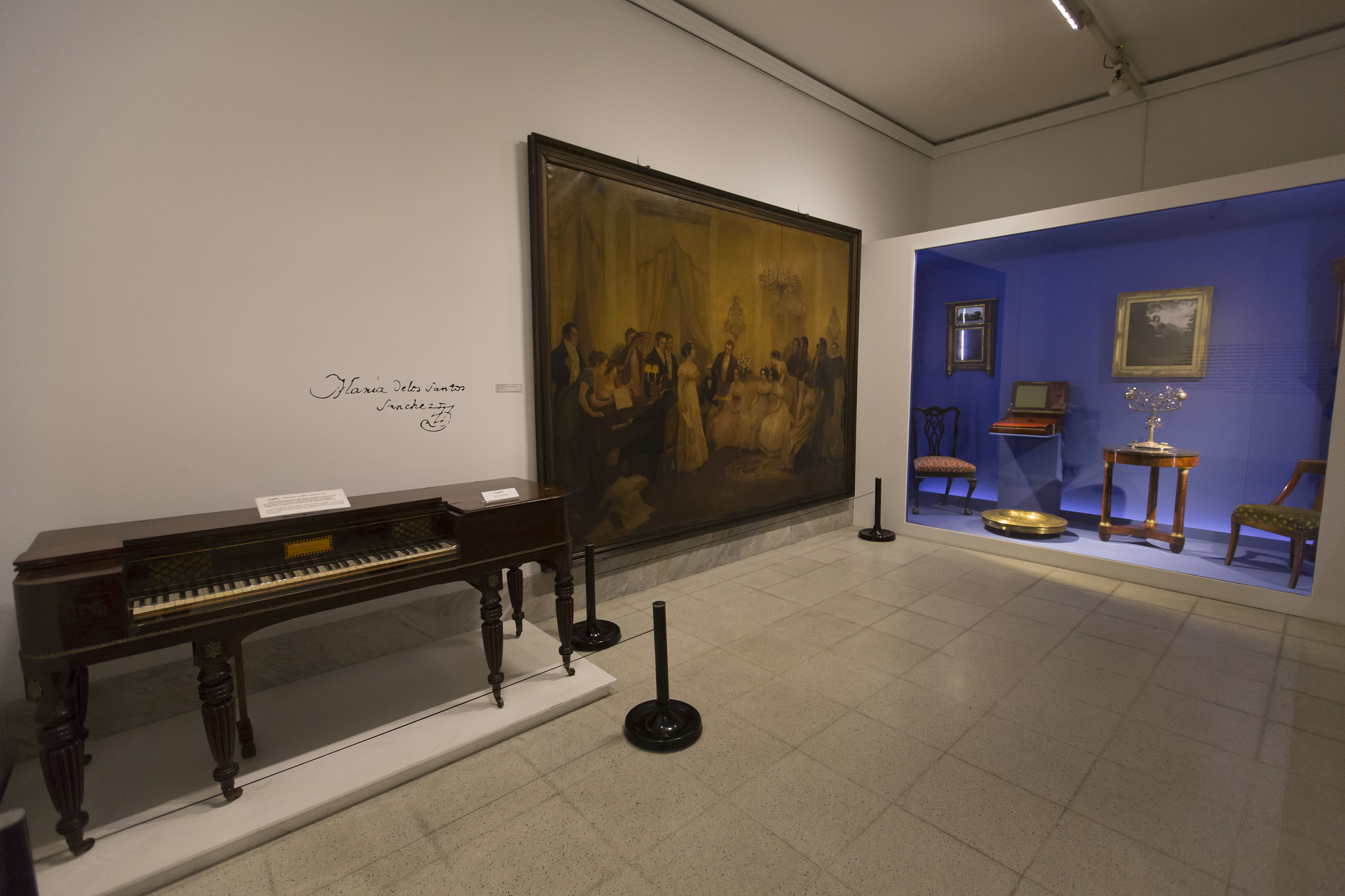 El pianoforte de Mariquita y el óleo de Subercaseaux ambos se exhiben en el Museo Histórico Nacional